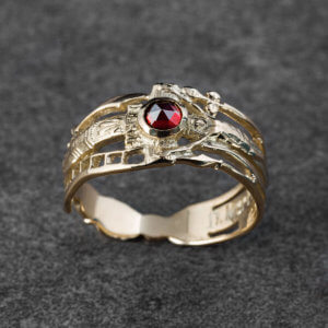 Ring in 925/- Silber, oxidiert, mit Granat im historischen Rosenschliff und Inschrift "Catharina v. Bora D. Martino Luthero".