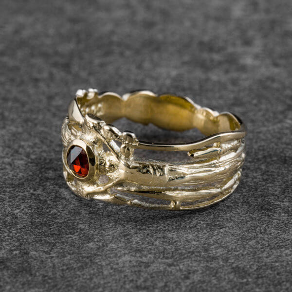 Ring in 925/- Silber, oxidiert, mit Granat im historischen Rosenschliff