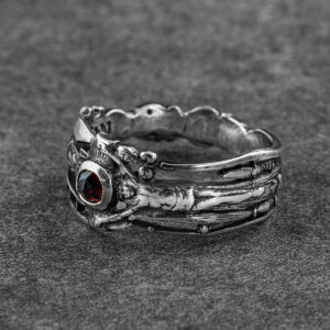 Ring in 925/- Silber, oxidiert, mit Granat im historischen Rosenschliff und Inschrift