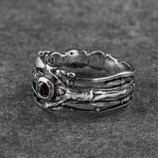 Ring in 925/- Silber, oxidiert, mit Granat im historischen Rosenschliff und Inschrift