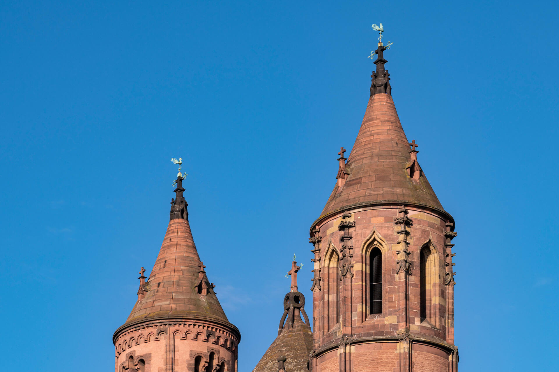 Wetterhähne auf den Turmspitzen des Wormser Doms